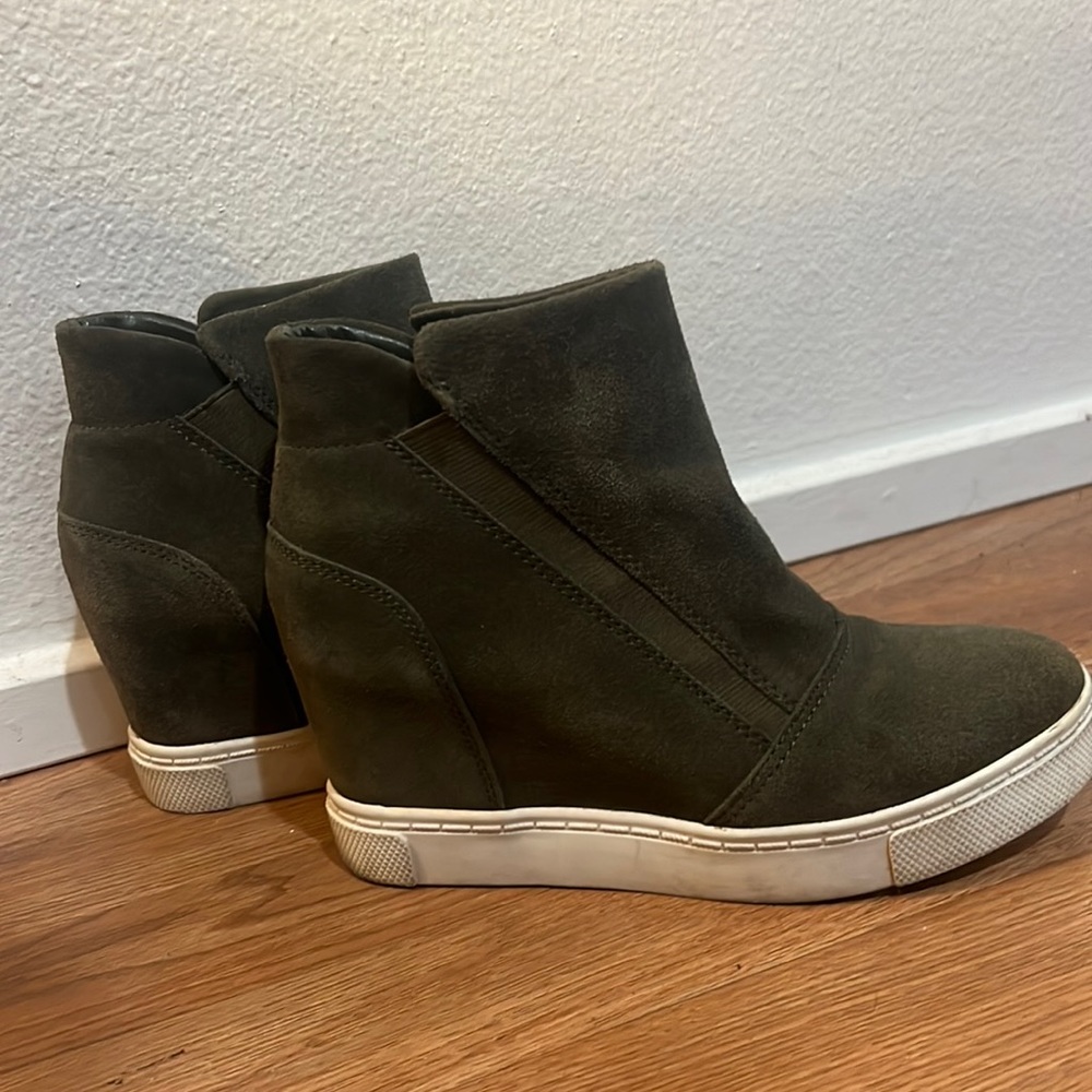 STEVE MADDEN LAZARUSS GREEN SUEDE WEDGE SNEAKER